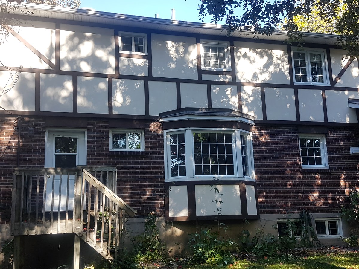 Maison Tudor enduit acrylique Montréal