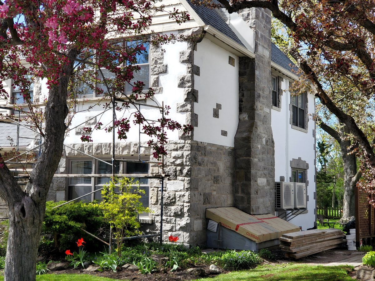 Enduit blanc maison en pierre
